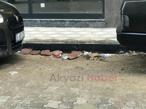 Akyazı'da vatandaşlardan çamur ve çukur tepkisi