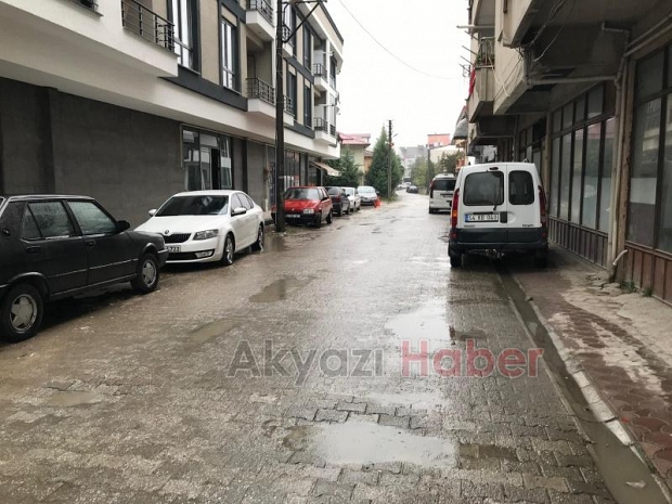Akyazı'da vatandaşlardan çamur ve çukur tepkisi