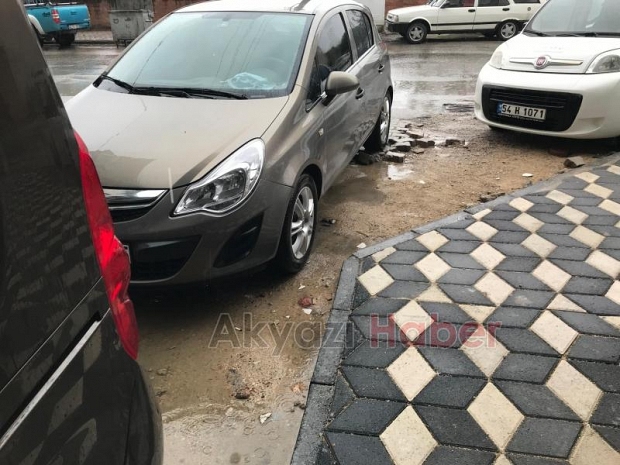 Akyazı'da vatandaşlardan çamur ve çukur tepkisi