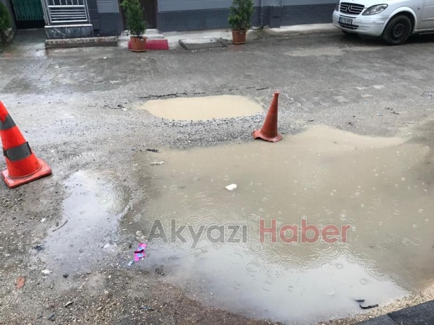 Akyazı'da vatandaşlardan çamur ve çukur tepkisi