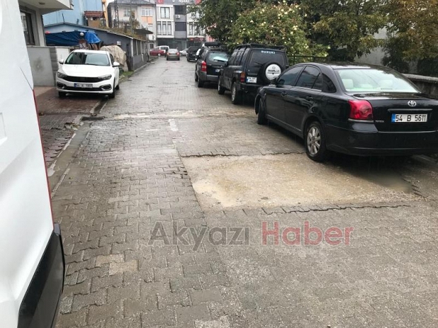 Akyazı'da vatandaşlardan çamur ve çukur tepkisi