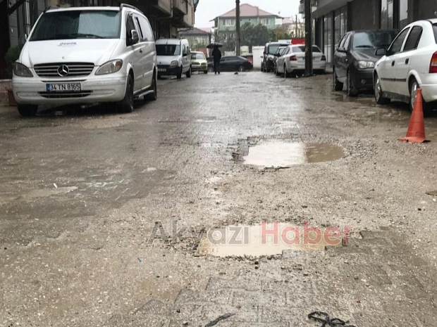 Akyazı'da vatandaşlardan çamur ve çukur tepkisi