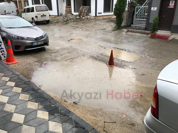 Akyazı'da vatandaşlardan çamur ve çukur tepkisi