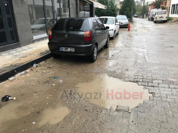 Akyazı'da vatandaşlardan çamur ve çukur tepkisi