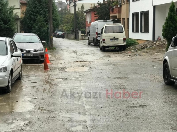 Akyazı'da vatandaşlardan çamur ve çukur tepkisi