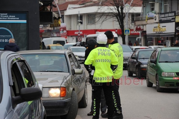 APP plakaya polis engeli!