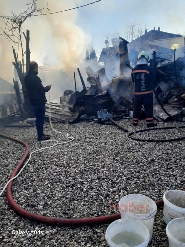 Ahır ve samanlık yangında kül oldu
