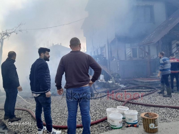 Ahır ve samanlık yangında kül oldu