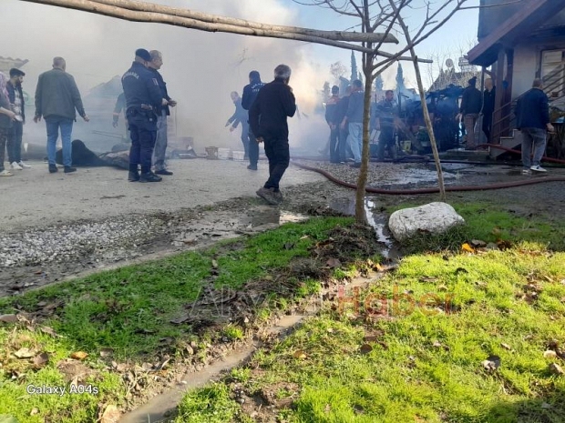 Ahır ve samanlık yangında kül oldu