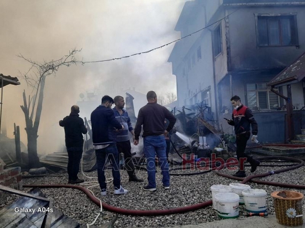 Ahır ve samanlık yangında kül oldu