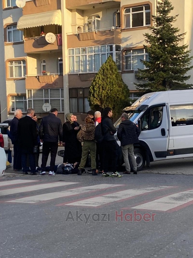 Okul servisi motosikletliye çarptı