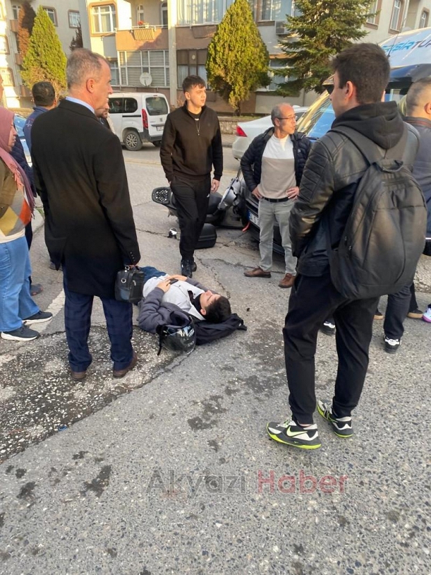 Okul servisi motosikletliye çarptı