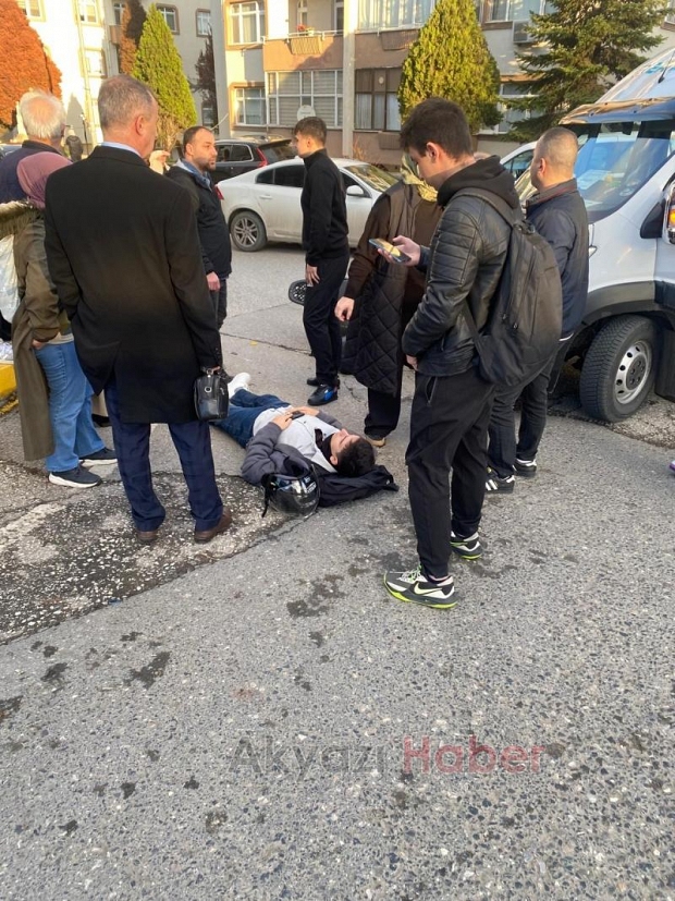Okul servisi motosikletliye çarptı