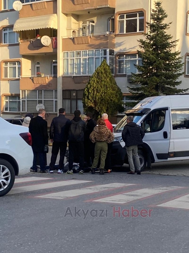 Okul servisi motosikletliye çarptı