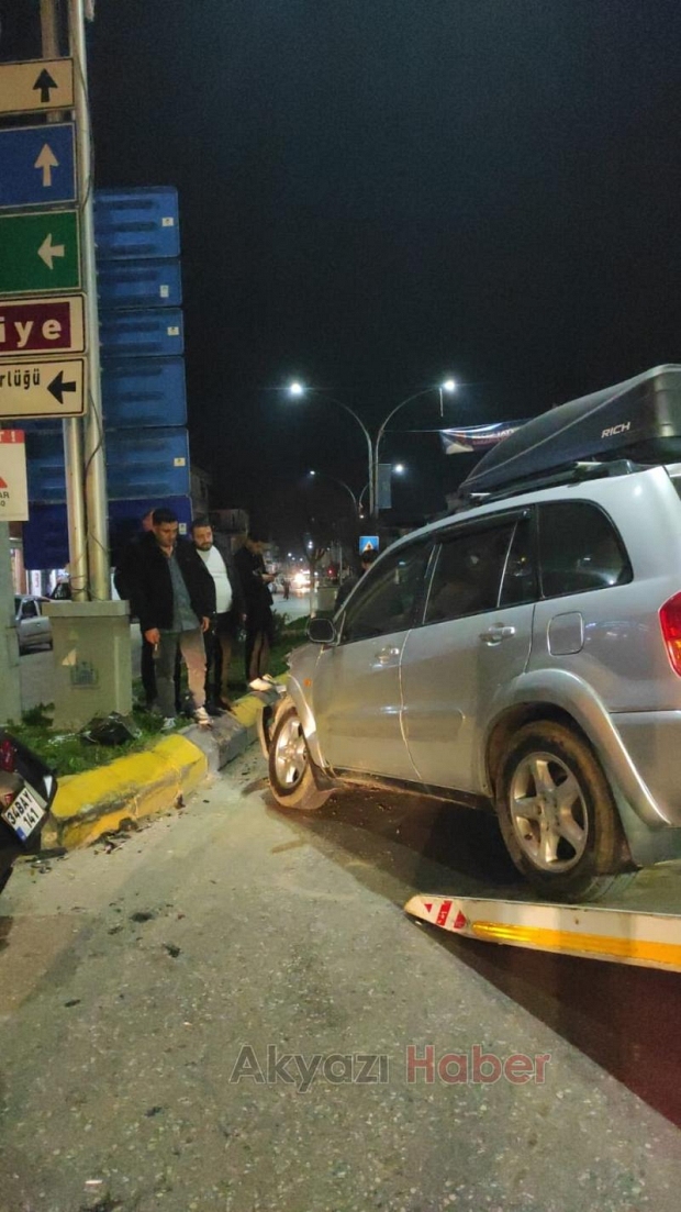 Otomobil ile motosiklet çarpıştı 2 yaralı