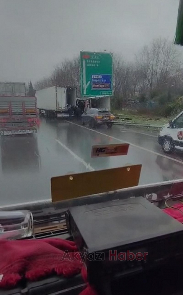 Otoyolda tır devrildi
