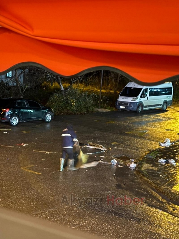 Akyazı da pazarcıya çöp tepkisi