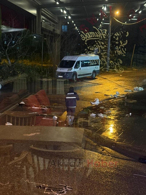 Akyazı da pazarcıya çöp tepkisi