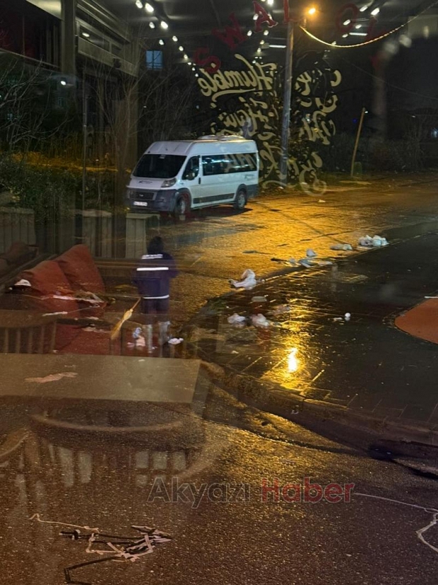 Akyazı da pazarcıya çöp tepkisi
