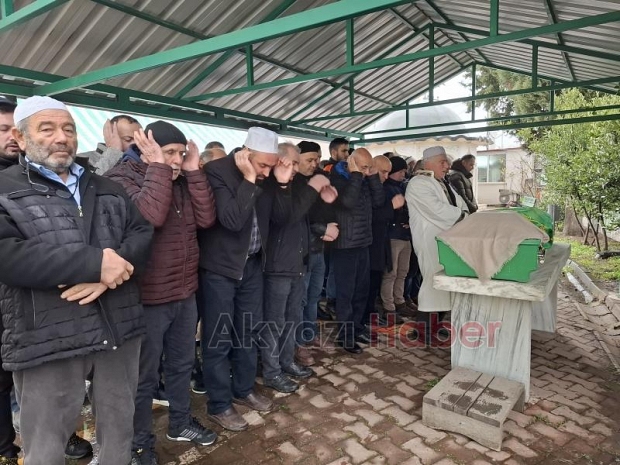 Evinden ölü bulunan Zekiye Uzunoğlu dün defnedildi.