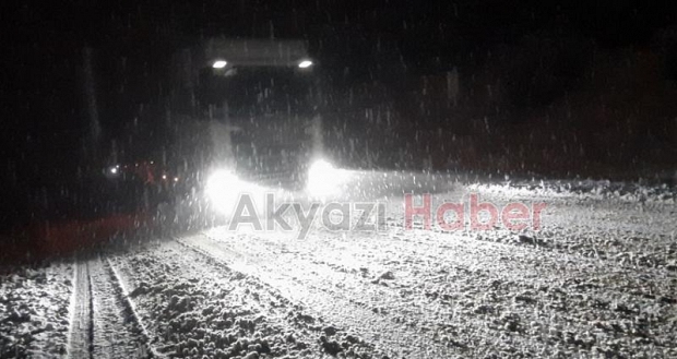 Akyazı-Mudurnu yolunda kar yağışı etkili oluyor