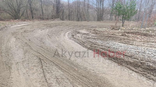 Akyazıda vatandaşın yol tepkisi; Çamur içinde
