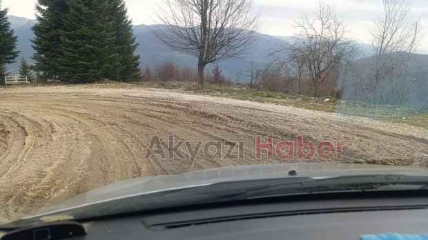 Akyazıda vatandaşın yol tepkisi; Çamur içinde