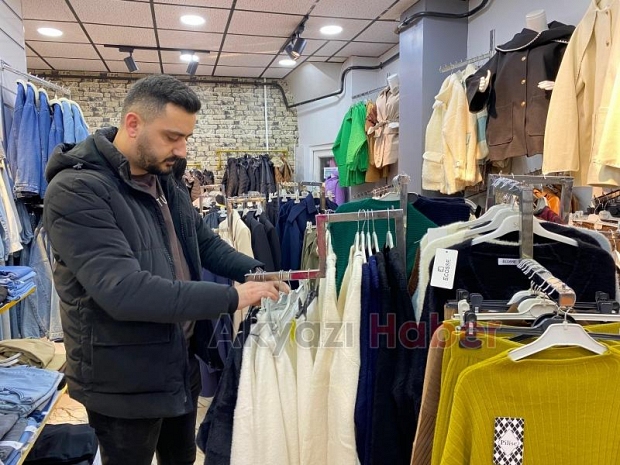 Mağazada ilginç olay, kedi az kalsın elbiseyi götürüyordu
