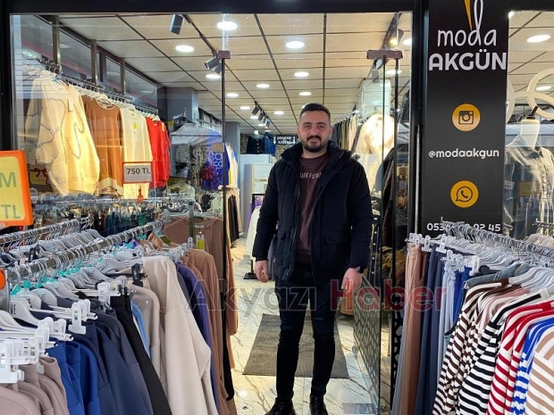 Mağazada ilginç olay, kedi az kalsın elbiseyi götürüyordu