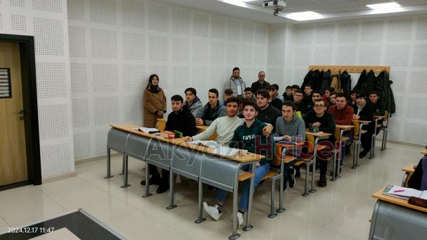 Akyazı Anadolu İmam Hatip Lisesi 12. sınıf öğrencilerinden fakülte ziyareti