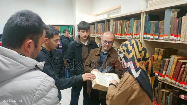 Akyazı Anadolu İmam Hatip Lisesi 12. sınıf öğrencilerinden fakülte ziyareti