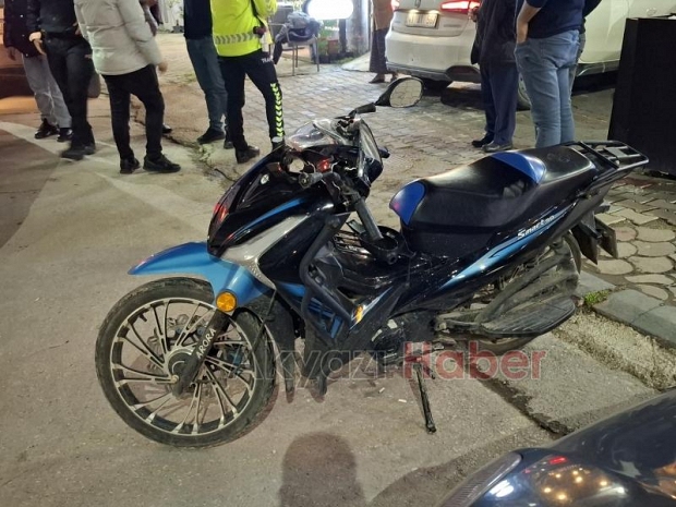 Otomobil ile motosiklet çarpıştı