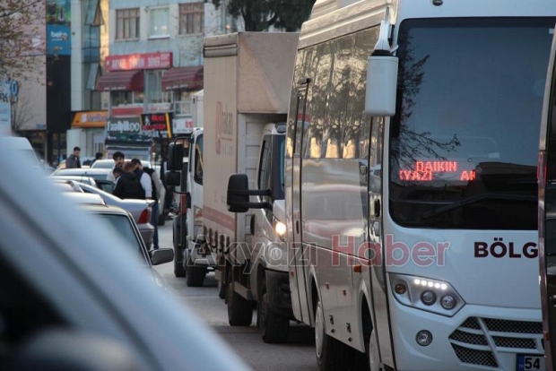 Ada caddesinde akşam trafiği 