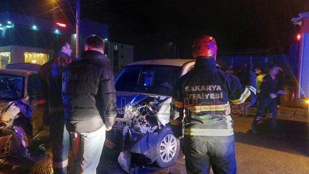 Caddede feci kaza 3 yaralı