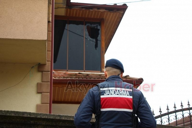 Annesinin horozlarını vermesine kızdı. 7 tavuğu tüfekle öldürdü.