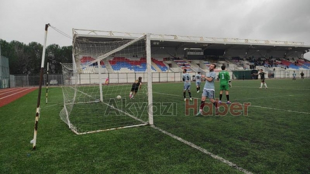 As Akyazıspor Geyvespor'u 3-0 mağlup etti