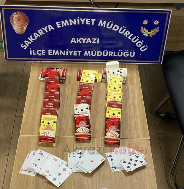 Akyazı'da göçmenler kumar oynarken yakalandı