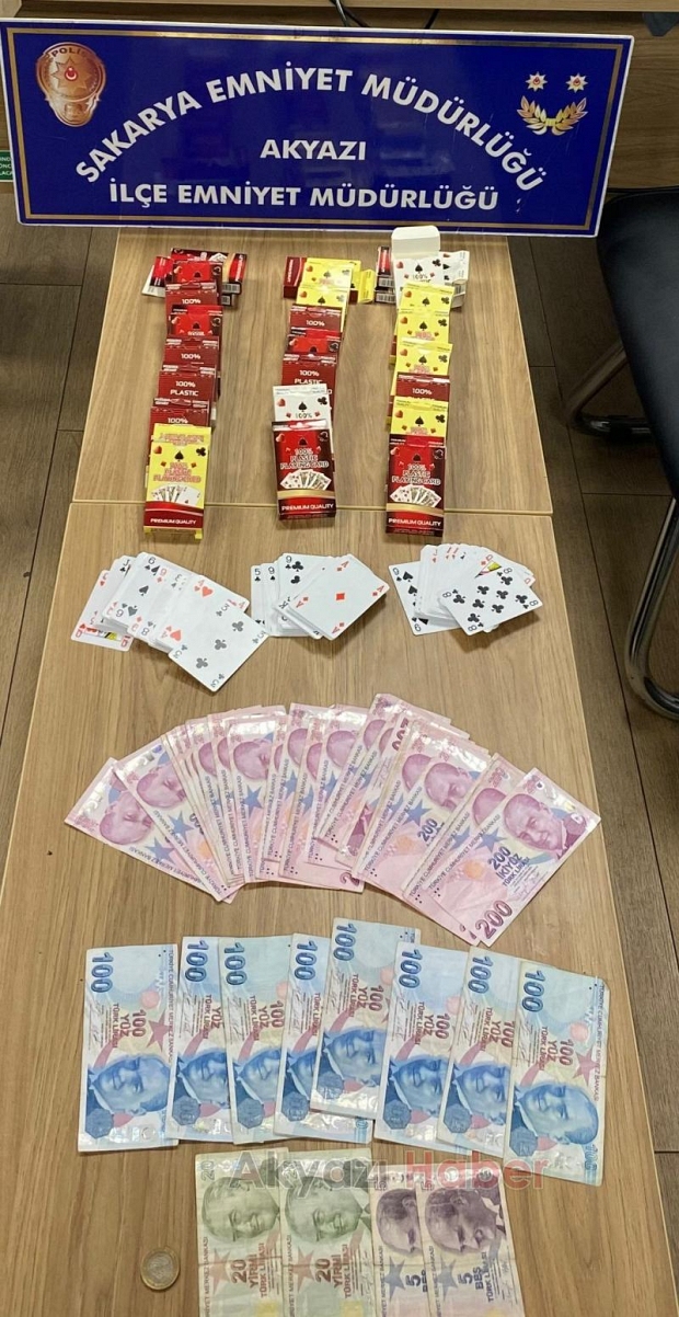 Akyazı'da göçmenler kumar oynarken yakalandı