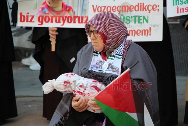 Gazze için Akyazıda sessiz eylem nöbeti sürüyor