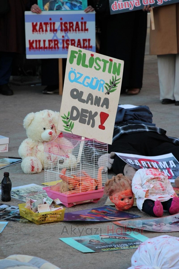 Gazze için Akyazıda sessiz eylem nöbeti sürüyor