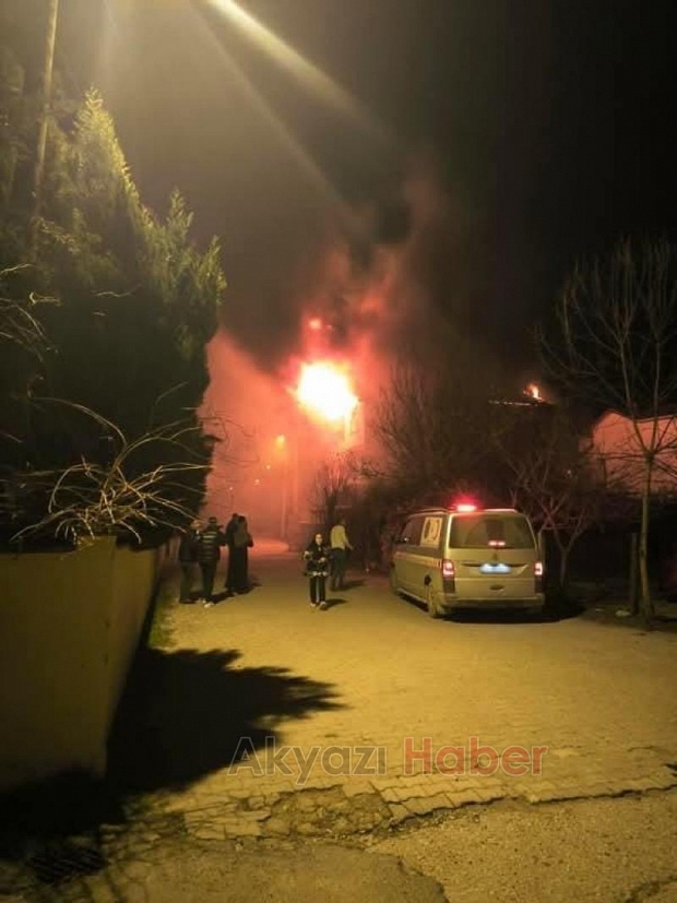 Akyazı'da ev alevlere teslim oldu