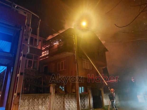 Akyazı'da ev alevlere teslim oldu