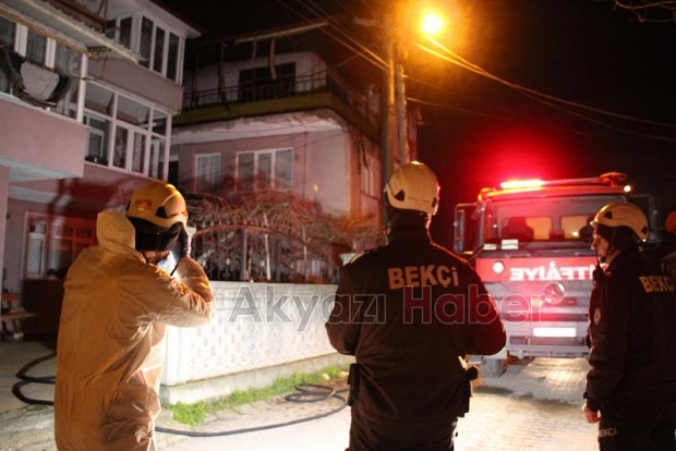 Akyazı'da ev alevlere teslim oldu