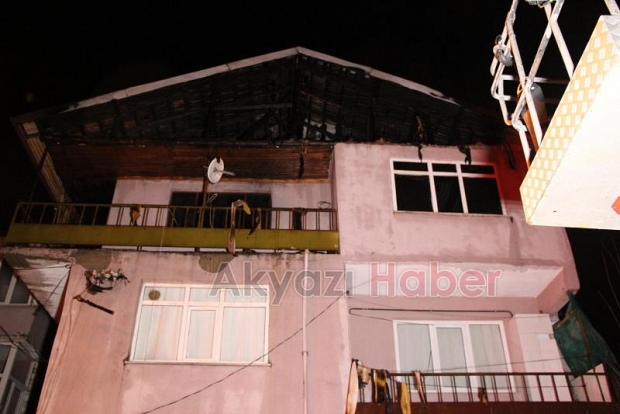 Akyazı'da ev alevlere teslim oldu