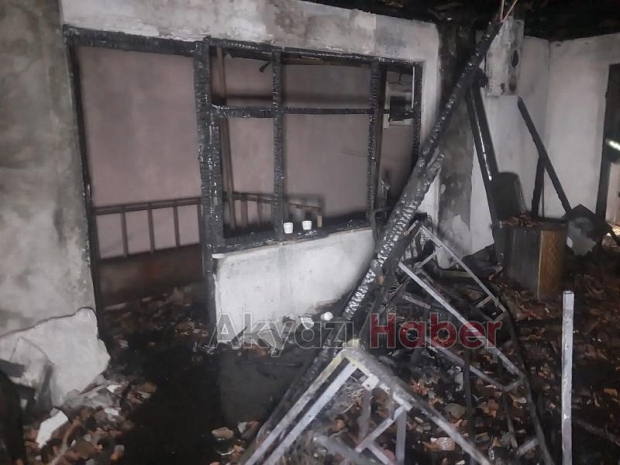 Akyazı'da ev alevlere teslim oldu