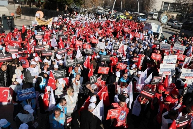 Memurlar refah payı istiyor: Bakanlık önünde eylem yaptılar