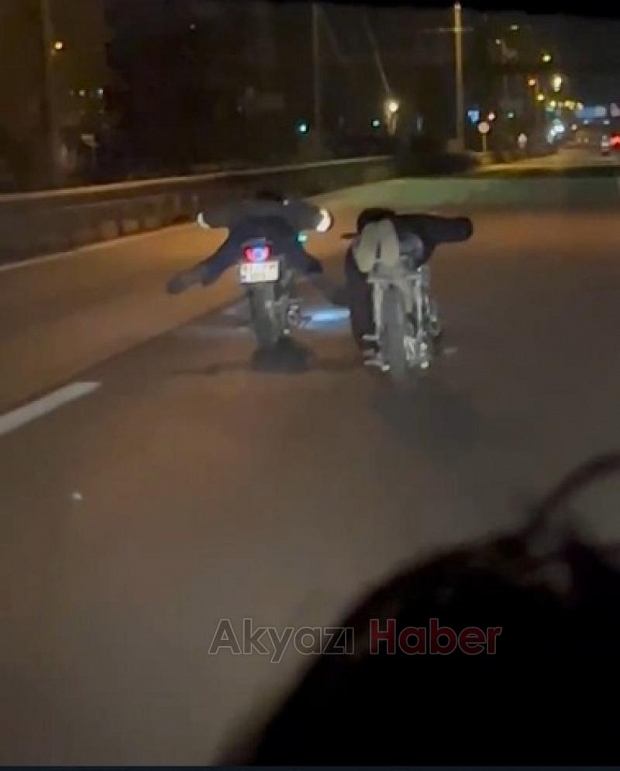 Yatarak motosiklet kullanan gençlerin sonu kötü oldu