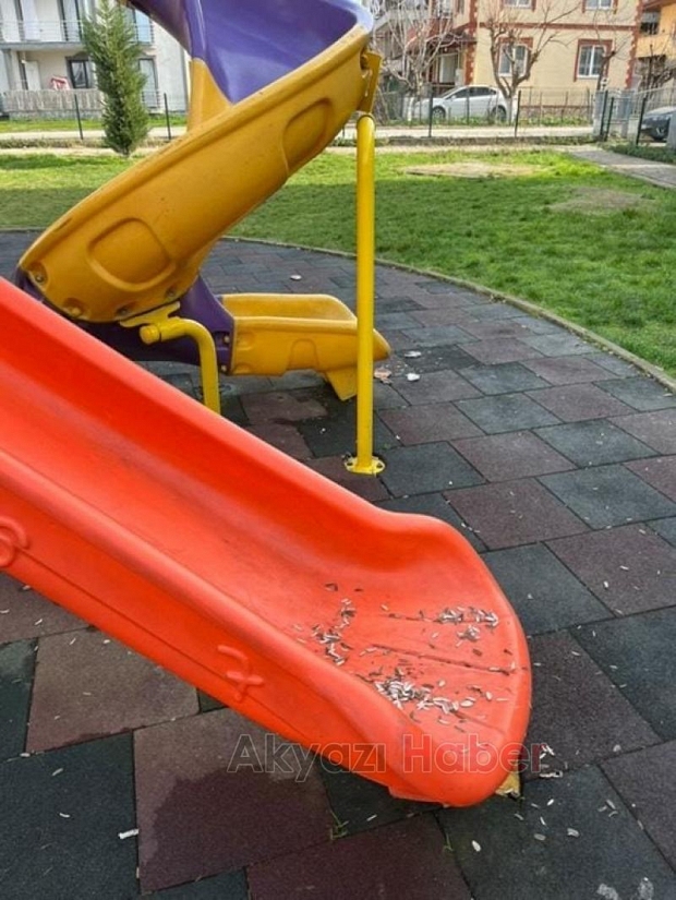 Çocuk parkında çöp tepkisi