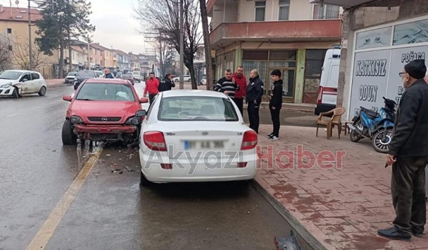 İki otomobil çarpıştı 4 araç zarar gördü