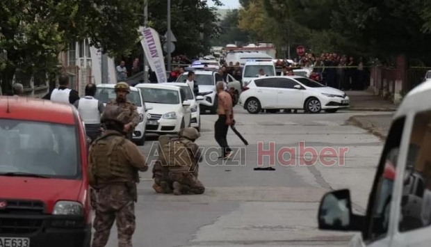 Emekli polis bu kez de kadının boğazını kesti